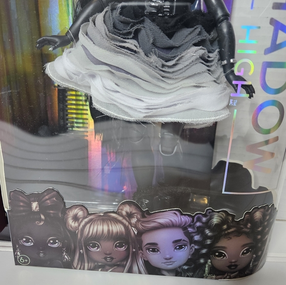 New Shadow High Shanelle Onyx Rainbow High Fashion Doll - Picture 4 of 9